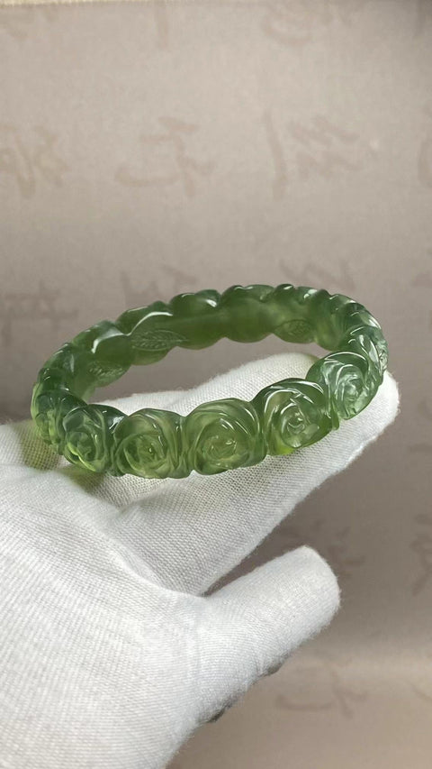 Gelang Bunga Ukiran Batu Giok Cui Jade Ice Green Ukuran 58-60mm Ukuran 59.4mm Lebar Sisi 14.6mm Batu giok semuanya terjadi secara alami Pola acak Pajak Pengiriman Sudah Termasuk