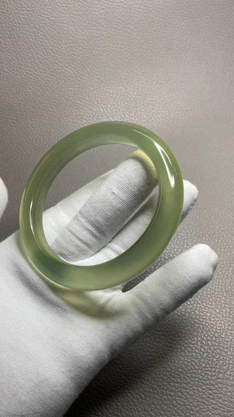 Kaliber gelang giok Cui alami yang cocok untuk ukuran 63-65mm 64.5mm, lebar sisi 12.3mm Giok terjadi secara alami Pola acak termasuk pajak pengiriman