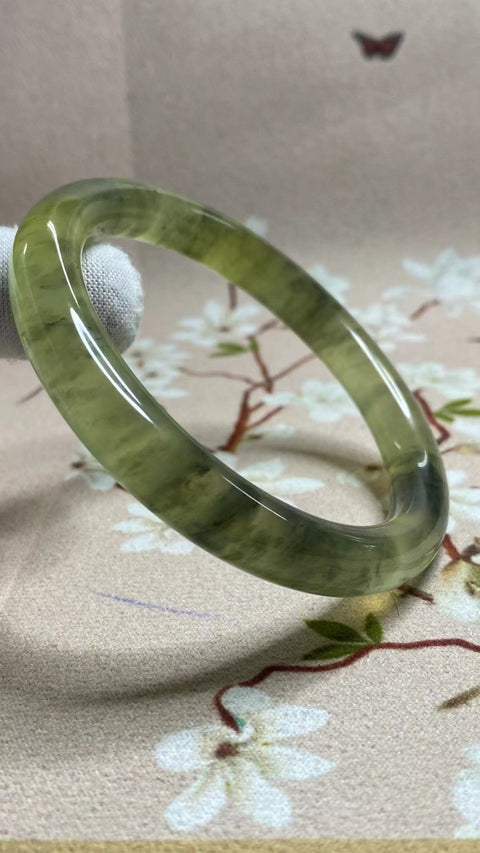 Gelang Lukisan Pemandangan Giok Cui Alami Ukuran 59-61mm Ukuran 60.9mm Lebar Sisi 9.8mm Giok adalah semua yang terjadi secara alami Pola acak termasuk pajak pengiriman