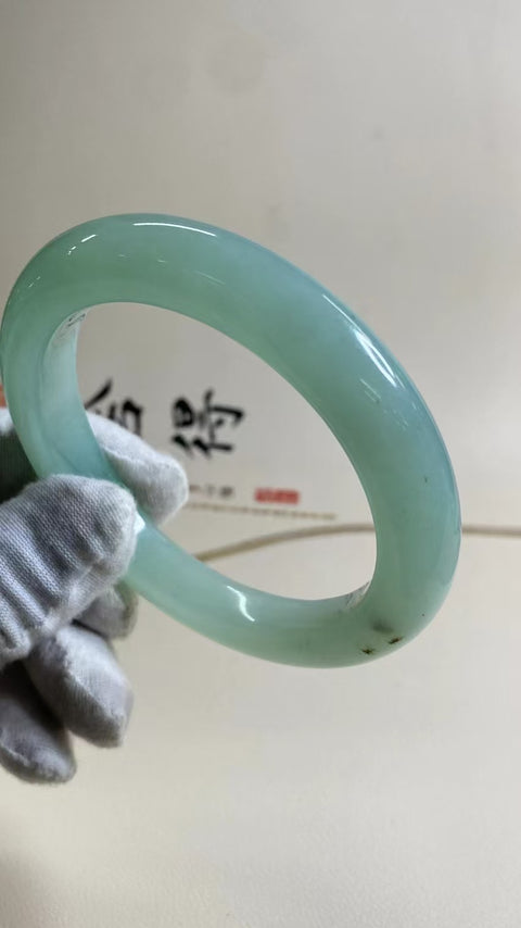 Gelang jelly biru alami Ukuran 62-64mm Ukuran 63.6mm Lebar sisi 12.4mm Batu giok terjadi secara alami Pola acak Termasuk pajak pengiriman Barang
