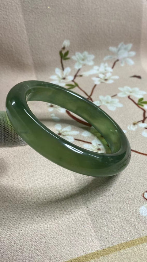 Gelang Bahan Giok Cui Alami 180 Ukuran Gelang 61-63mm Ukuran 62.3mm Lebar Sisi 13.1mm Batu giok terbentuk secara alami dan polanya acak Sudah termasuk ongkos kirim dan pajak.