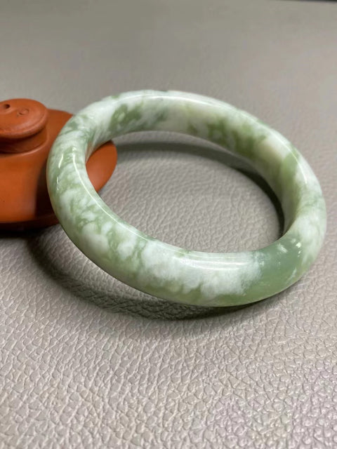 Gelang Cui Giok Minyak Cui Alami Ukuran 58-60mm Ukuran 59.9mm Lebar Sisi 14.3mm Giok terjadi secara alami Pola acak Pengiriman dan pajak sudah termasuk.