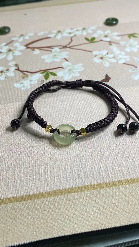 Gelang Giok Ciu yang dibuat dengan indah dengan harga second untuk melambangkan kedamaian dan ketenangan. Giok ini bersih dan halus, sudah termasuk ongkos kirim dan pajak.