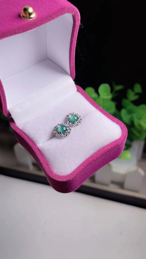 Anting-anting Jadeite Guatemala alami yang terbuat dari perak 925 dengan bahan yang bersih, halus dan hangat Ukuran 5mm Pengiriman dan pajak sudah termasuk.