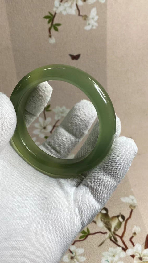 Gelang Giok Cui Alami Ukuran 55-57mm Ukuran 56.1mm Lebar Sisi 14.1mm Giok terjadi secara alami Pola acak Termasuk pajak pengiriman.