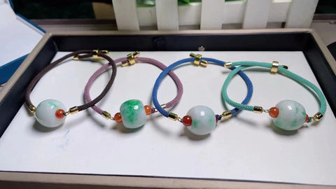 Batu giok alami gelang manik-manik transfer Bahan lubang tua Bahan dasar yang halus dan hangat Warna hijau cerah yang indah sudah termasuk pajak pengiriman