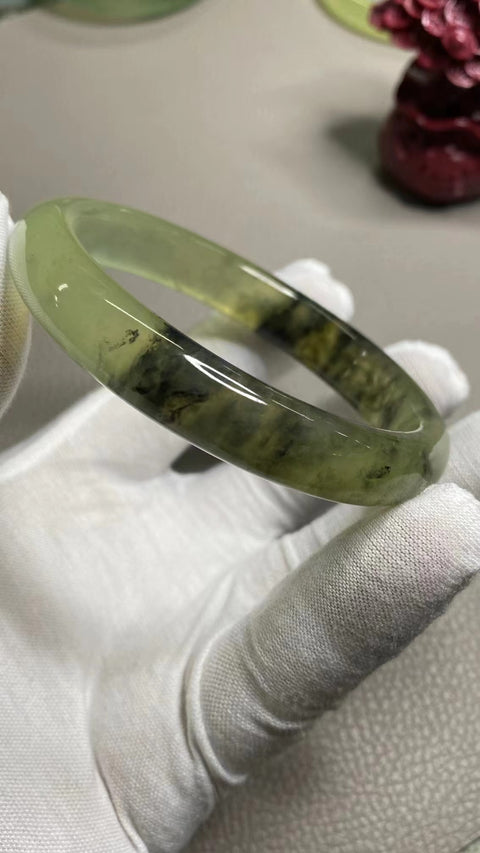 Gelang Warna Musim Semi Giok Cui Giok Alami Ukuran 61-63mm Ukuran 62.8mm Lebar Sisi 12.3mm Giok ini terbentuk secara alami dan polanya acak Sudah termasuk pajak pengiriman.