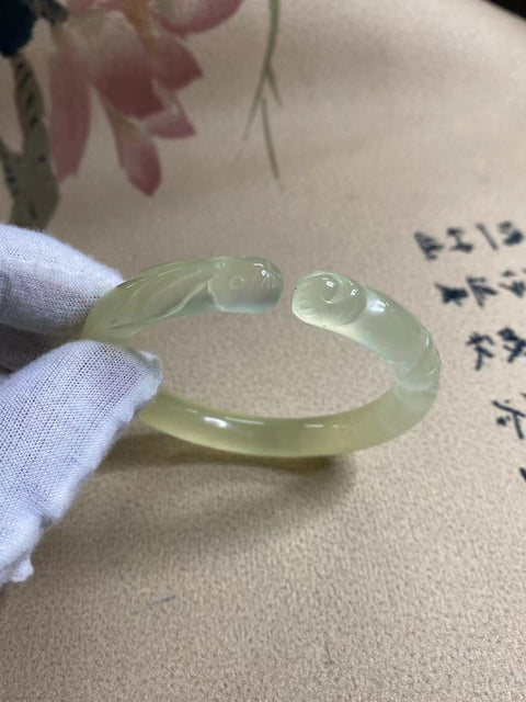 Gelang Kelinci Berukir Giok Cui Giok Berukir Tangan bersih, halus dan hangat Ukuran 55-57mm Ukuran 56.8mm Lebar Samping 9.7mm Termasuk Pajak Pengiriman.