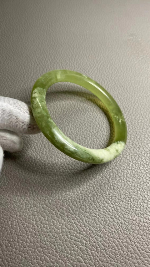 Gelang Giok Cui Giok alami Giok bersih dan halus serta hangat Ukuran 54-56mm Ukuran 55.8mm Giok semuanya terjadi secara alami Pola acak & sudah termasuk pajak pengiriman