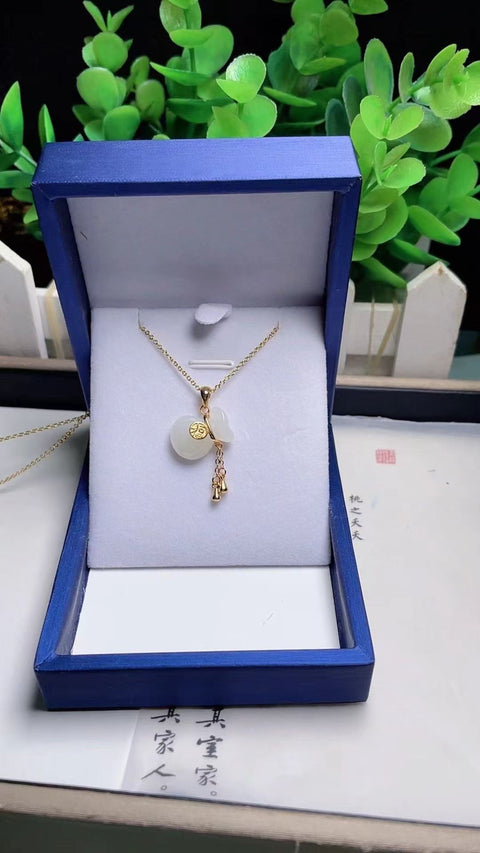 Penawaran khusus kalung tas pemberkatan giok Hetian alami yang terbuat dari perak 925, ukuran 1,0 * 1,0 cm, gaya yang indah, sudah termasuk pajak pengiriman.