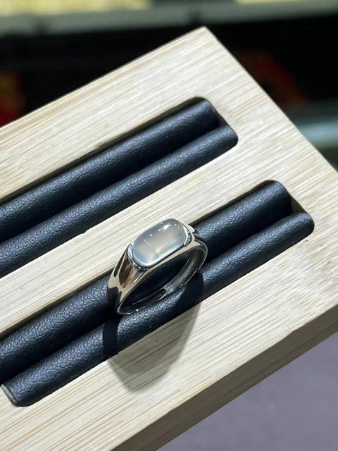 Cincin Giok Cui Alami yang terbuat dari perak 925; Giok yang bersih, halus dan hangat. Gayanya sederhana dan elegan, sudah termasuk pajak pengiriman.