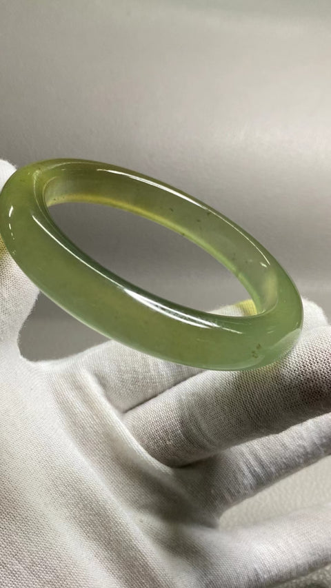 Gelang Warna Musim Semi Giok Cui Giok Alami Ukuran 61-63mm Ukuran 62.2mm Lebar Sisi 12.2mm Giok ini terbentuk secara alami dan polanya acak Sudah termasuk ongkos kirim dan pajak.