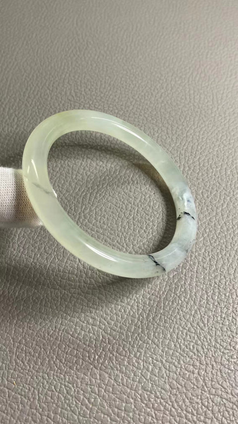 Gelang Giok Cui Giok alami Giok bersih dan halus serta hangat Ukuran 55-57mm Ukuran 56.6mm Giok semuanya terjadi secara alami Pola acak & sudah termasuk pajak pengiriman