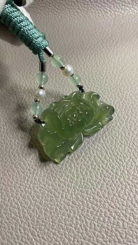 Liontin Bunga Giok Cui Alami Ukuran 45 * 28mm Giok bersih, halus dan diukir dengan tangan Termasuk pajak pengiriman.