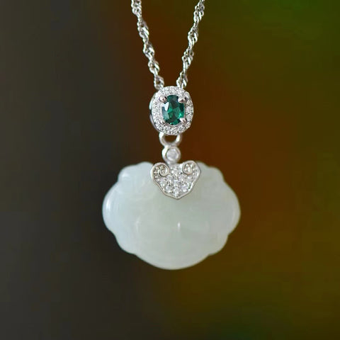 3293 Kalung Giok Hetian Alami 925 Pengaturan Perak Ukuran 14 * 18mm Giok bersih dan halus dan hangat Termasuk pajak pengiriman.