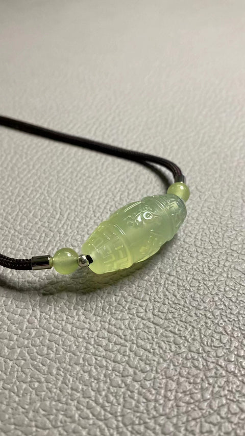 Liontin Giok Cui Alami dengan Enam Karakter Kebenaran Ukuran 30 * 15mm Sudah termasuk pajak pengiriman