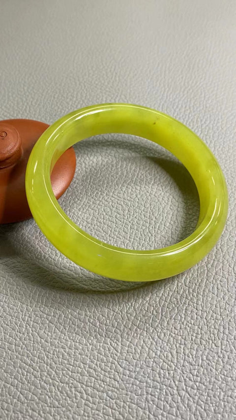 Gelang Bunga Emas Kuning Alami Ukuran 62-64mm Ukuran 63mm Lebar Sisi 15.5mm Batu giok semuanya terjadi secara alami Pola bunga acak Sudah termasuk pajak pengiriman.