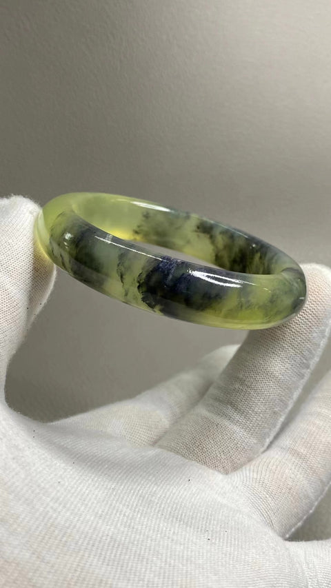 Gelang Lukisan Pemandangan Giok Cui Alami Ukuran 53-55mm Ukuran 54.5mm Lebar Sisi 13.1mm Batu giok ini memiliki pola yang muncul secara alami dan acak Sudah termasuk pajak pengiriman.