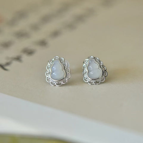 2842 Anting Labu Giok Hetian Alami yang terbuat dari perak 925 Ukuran 5 * 7mm Giok yang halus dan hangat Sudah termasuk ongkos kirim dan pajak.