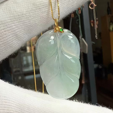 Kalung Daun Lengket Es Batu Giok Alami 18k Pengaturan Emas 18k Pencocokan Rantai Perak 925 Ukuran 40 * 22mm Termasuk pajak pengiriman.