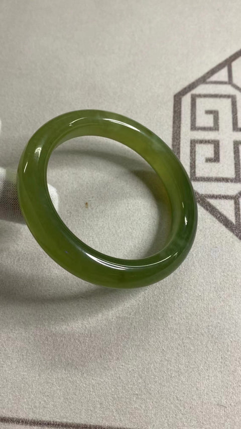 Gelang Hijau Es Giok Cui Giok Alami Ukuran 57-59mm Ukuran 58.2mm Lebar Sisi 12.5mm Giok terjadi secara alami Pola acak termasuk pajak pengiriman.