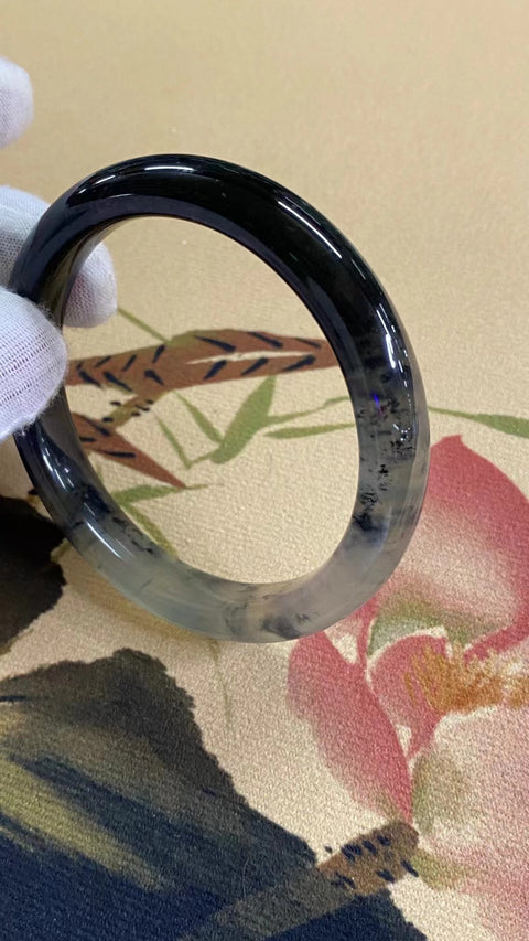 Gelang Percikan Tinta Ice Breed Giok Cui Jade Alami Ukuran 59-61mm Ukuran 60.3mm Lebar Sisi 11.7mm Giok semuanya terjadi secara alami Pola acak Pajak Pengiriman sudah termasuk.