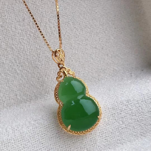 Kalung Labu Jasper Alami Warna hijau buah sangat indah Giok bersih dan halus serta berminyak Pengaturan emas 18k Ukuran 10 * 15mm Dengan Sertifikat Inspeksi Negara + Rantai Perak Berwarna-warni Sudah termasuk pajak pengiriman.