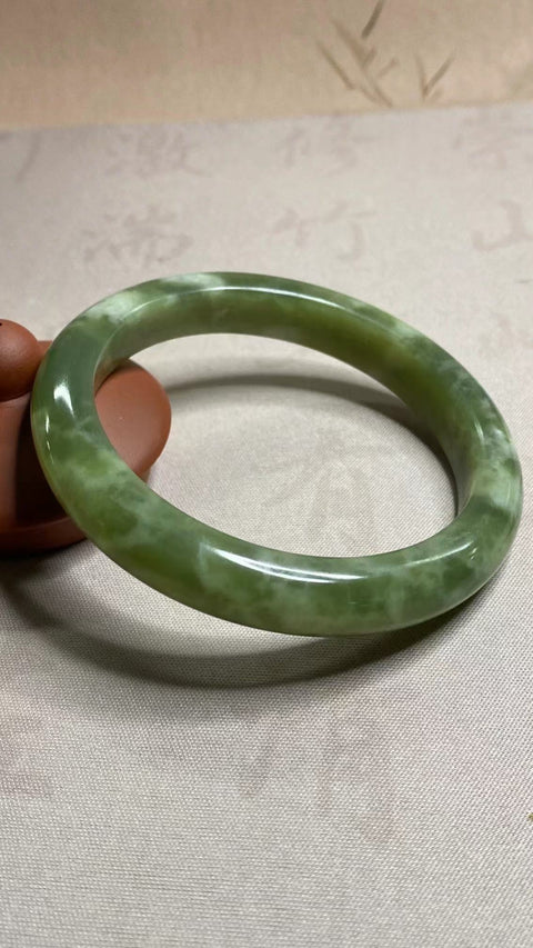 Gelang Cui Giok Minyak Cui Tua Ukuran 63-65mm Ukuran 64.5mm Lebar Sisi 12.1mm Giok terjadi secara alami Pola acak Termasuk pajak pengiriman.