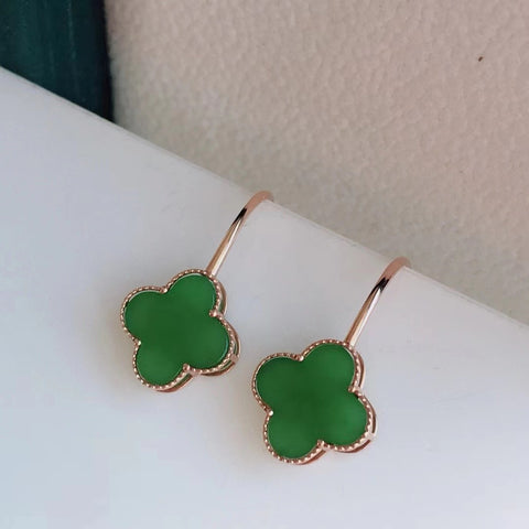 Anting Jasper Clover Alami Gaya sederhana dan murah hati dengan pengaturan emas 18k Giok bersih dan halus serta hangat; Ukuran 10 * 10mm Pengiriman dan pajak sudah termasuk