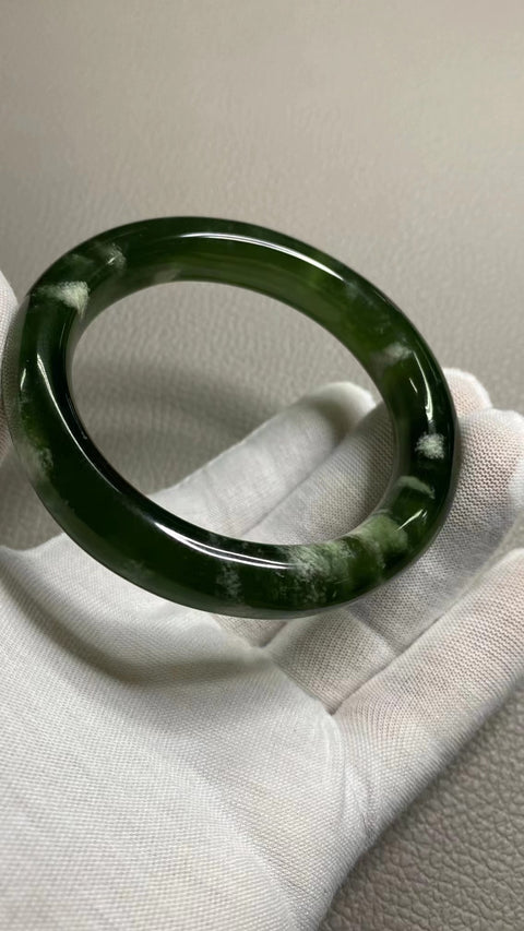 Gelang Bahan Giok Cui Alami 180 Ukuran Gelang 56-58mm Ukuran 57.7mm Lebar Sisi 12.7mm Tidak ada giok yang terjadi secara alami Pola acak termasuk pajak pengiriman