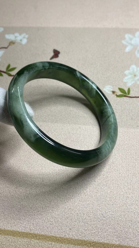 Gelang Bahan Fine Cui Jade 180 Ukuran 56-58m Ukuran 57.5mm Lebar Sisi 12.4mm Batu giok ini terbentuk secara alami dan polanya acak Sudah termasuk ongkos kirim dan pajak.