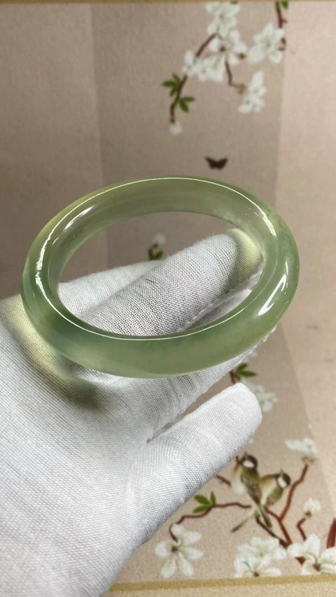 Gelang Giok Ciu Alami Ukuran 58-60mm Ukuran 59mm Lebar Sisi 12.5mm Giok terjadi secara alami Pola acak Pengiriman dan pajak sudah termasuk.