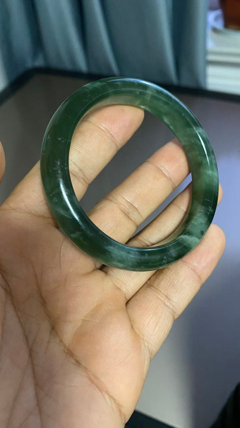 Gelang giok Xiuyan yang indah, bahan 180 mm dengan urat hijau mengambang, diameter 57,6 mm, lebar tepi 11,7 mm. Semua batu terbentuk secara alami; pola acak. Biaya pengiriman dan pajak sudah termasuk