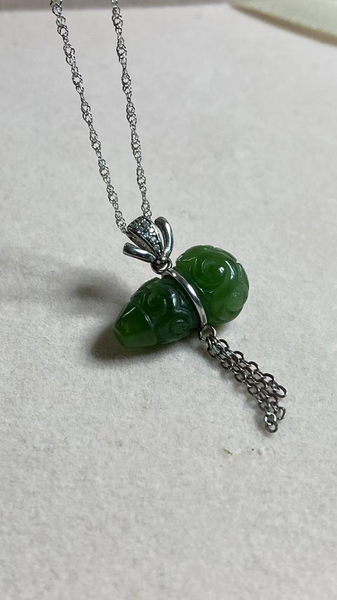 Kalung Giok Giok Hetian Jade Alami Ukuran 20 * 11mm Ditetapkan dalam 925 Giok Perak bersih dan halus dan hangat Termasuk pajak pengiriman.