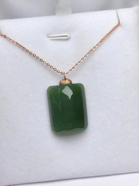 Kalung Giok Jasper alami bersih, halus dan hangat. Pengaturan emas 18k Gaya sederhana dan murah hati Ukuran 22 * 17 * 8mm Termasuk ongkos kirim dan pajak.