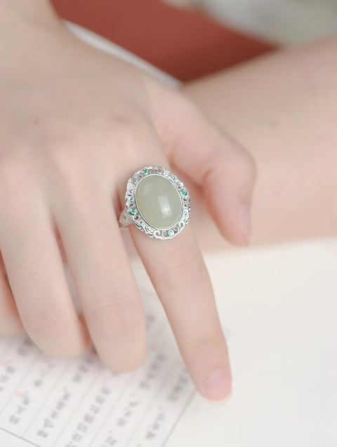 Cincin Giok Hetian Alami yang terbuat dari perak 925. Giok ini bersih, halus, dan hangat.