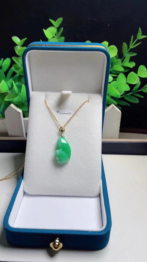 Kalung Tupai Jadeite a-barang-barang alami Jepitan Emas 18k Giok Giok bersih dan halus dan hangat Ukuran 2.3 * 1.2 Termasuk Pajak Pengiriman