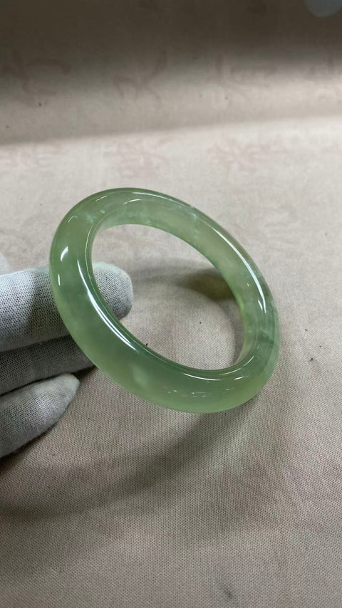 Gelang giok Xiuyan yang indah dengan warna hijau es, diameter 58 mm lebar sisi 11.8 mm. Semua batu terbentuk secara alami, gratis ongkos kirim dan pajak.