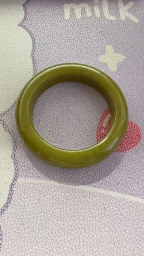 Gelang giok Xiuyan yang indah, diameter dalam: 52 mm, lebar tepi: 13,7 mm. Batunya terbentuk secara alami, dan polanya acak. Biaya pengiriman dan pajak sudah termasuk.