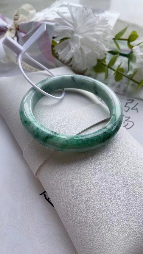 Gelang barang dari batu giok alami Bahan batu giok Pit tua bersih, halus, dan hangat Ukuran 58mm Warna hijau pedas Batu giok alami Pola acak Termasuk ongkos kirim dan pajak