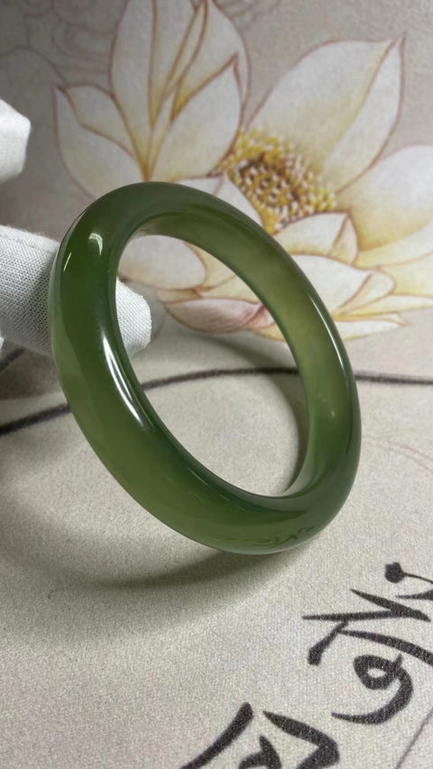 Gelang Bahan Tua Giok Cui Giok Hijau Penuh Warna Hijau Tua Warna Indah Sentuhan Penuh Ukuran 54-56mm Ukuran 55.6mm Lebar Samping 11.8mm Giok ini terbentuk secara alami Pola acak Sudah termasuk pajak pengiriman.