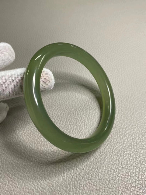 Gelang Giok Cui Giok Alami Mulut Besar Ukuran 65-67mm Ukuran 66.8mm Lebar 11mm Giok bersih, halus dan hangat Sudah termasuk ongkos kirim dan pajak.