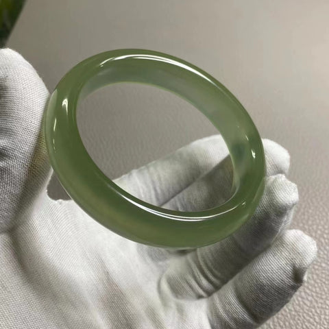 Gelang Giok Cui Alami Ukuran 59-61mm Ukuran 60.3mm Lebar 14.6mm Giok terjadi secara alami Pola acak; Pengiriman dan pajak sudah termasuk.