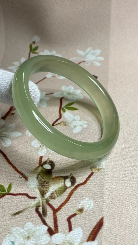 Gelang Hijau Es Giok Cui Giok Alami Ukuran 58-60mm Ukuran 59.4mm Lebar Sisi 12.2mm Giok terjadi secara alami Pola acak Pengiriman dan pajak sudah termasuk.