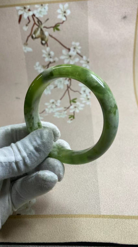 Gelang Gelang Milkcap Titi Giok Hijau Cui Giok Alami Ukuran 59-61mm Ukuran 60mm Lebar Samping 14.3mm Giok terbentuk secara alami Pola acak Pengiriman dan pajak sudah termasuk.