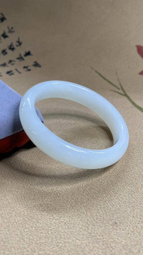 Gelang giok Xiuyan – White Moonlight, putih dan berkilau. Diameter 53,5mm, lebar tepi: 12,3mm, Semua Batu Terbentuk Secara Alami. Gratis Ongkos Kirim Dan Pajak.