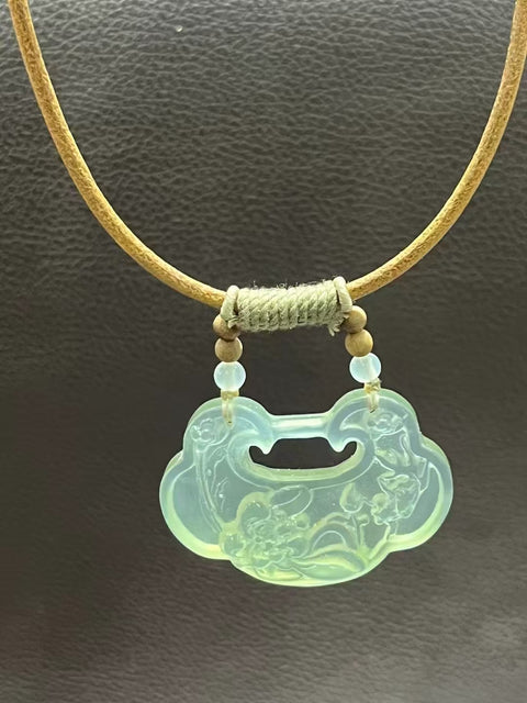 Kalung giok Cui alami, bersih, halus dan hangat, gaya yang indah, dengan simbol kekayaan dan kemakmuran, diukir dengan tangan, sudah termasuk ongkos kirim dan pajak.