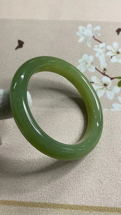 Gelang Giok Cui Alami Ukuran 57-59mm Ukuran 58.2mm Lebar Sisi 12.5mm Giok terjadi secara alami Pola acak Pajak pengiriman sudah termasuk.