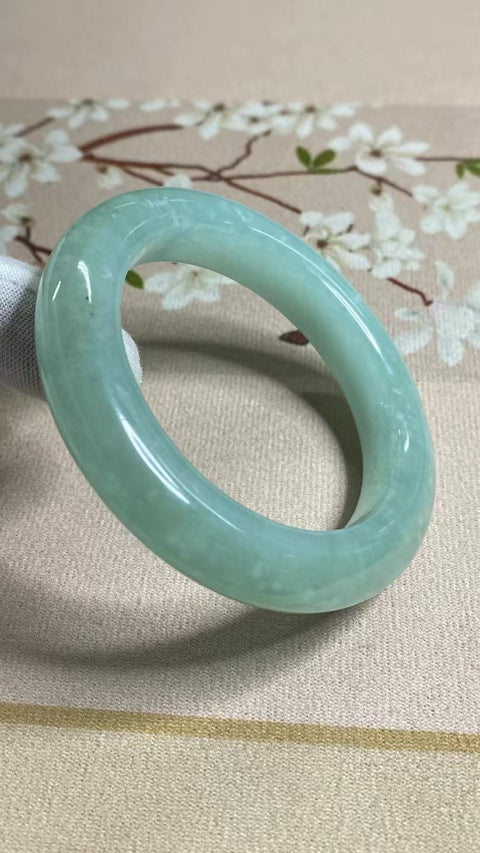 Gelang Es Giok Cui Giok Abu-Abu Alami Ukuran 55-57mm Ukuran 56.3mm Lebar Sisi 12.6mm Giok ini terbentuk secara alami dan polanya acak Sudah termasuk pajak pengiriman.