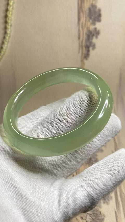 Gelang Hijau Es Giok Cui Giok Halus Ukuran 58-60mm Ukuran 59.7mm Lebar Sisi 12.1mm Giok terjadi secara alami Pola acak termasuk pajak pengiriman